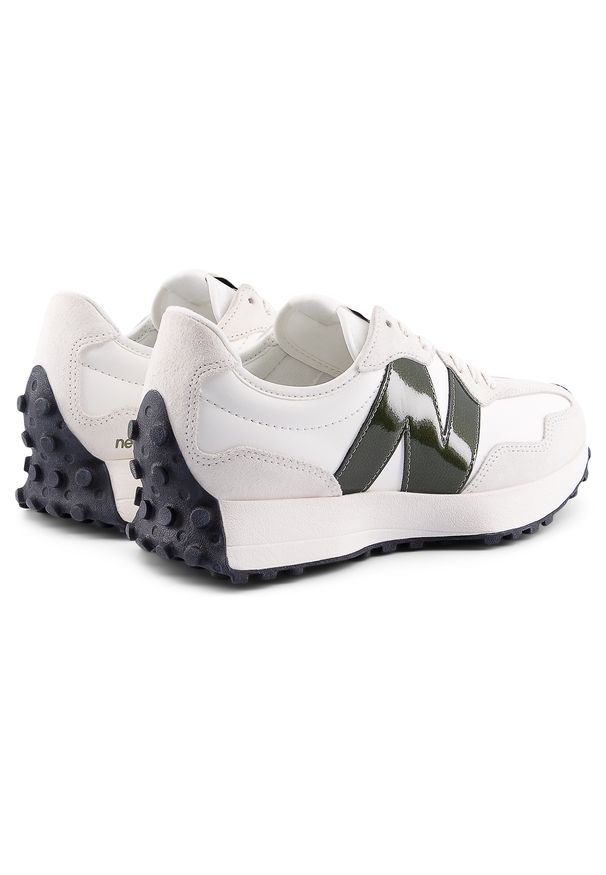 Buty damskie New Balance WS327JWA – białe. Okazja: na co dzień. Kolor: biały. Materiał: skóra, dresówka, materiał, syntetyk, guma. Szerokość cholewki: normalna. Sezon: wiosna. Obcas: na płaskiej podeszwie