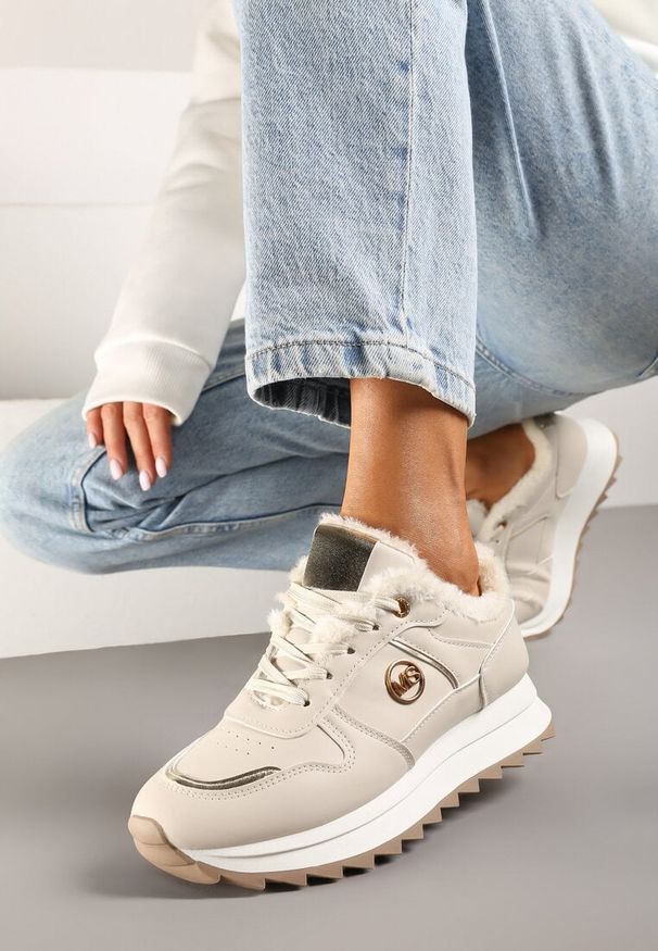 Born2be - Beżowe Sneakersy na Płaskiej Podeszwie z Metalicznymi Wstawkami i Ociepleniem Adelanna. Okazja: na co dzień. Zapięcie: sznurówki. Kolor: beżowy. Materiał: jeans, materiał, satyna. Obcas: na płaskiej podeszwie