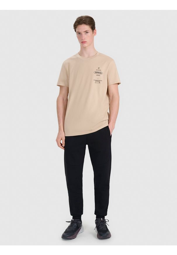 4f - 4F T-shirt regular z nadrukiem męski - brązowy M. Okazja: na co dzień. Kolor: brązowy. Materiał: jersey, bawełna, dzianina. Długość rękawa: krótki rękaw. Długość: krótkie. Wzór: nadruk. Styl: casual, klasyczny, sportowy
