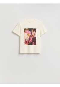 Reserved - T-shirt z nadrukiem - kremowy. Kolor: kremowy. Materiał: bawełna, dzianina. Wzór: nadruk. Styl: klasyczny #1