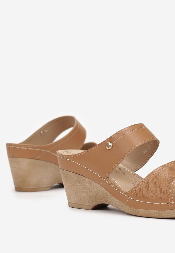 Born2be - Brązowe Klapki na Koturnie z Szerokimi Paskami i Odkrytym Noskiem Aniy. Kolor: brązowy. Obcas: na koturnie