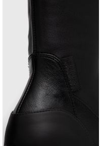 Liu Jo Kozaki SF1047EX014S1040 damskie kolor czarny na platformie. Nosek buta: okrągły. Kolor: czarny. Szerokość cholewki: normalna. Obcas: na platformie #4