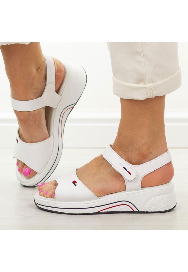 Białe skórzane sandały damskie Cambell 07310. Okazja: na co dzień, do pracy, na spacer. Kolor: biały. Materiał: skóra. Sezon: wiosna, lato. Styl: casual, klasyczny, elegancki