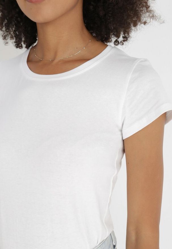 Born2be - Biały T-shirt Gathanthei. Okazja: na co dzień, do domu. Kolor: biały. Materiał: dresówka, bawełna, dzianina, jeans. Długość rękawa: krótki rękaw. Długość: krótkie. Wzór: gładki. Styl: sportowy, klasyczny, casual