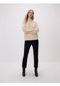 Reserved - Sweter z metalizowaną nicią - kremowy. Kolor: kremowy. Materiał: dzianina