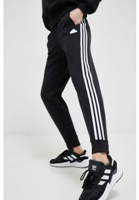 Adidas - adidas spodnie dresowe kolor czarny z aplikacją. Kolor: czarny. Materiał: dresówka. Wzór: aplikacja #1