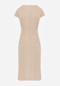 Renee - Beżowa Midi Sukienka z Kwadratowym Dekoltem Linerana. Okazja: na spotkanie biznesowe. Typ kołnierza: dekolt kwadratowy. Kolor: beżowy. Styl: biznesowy, elegancki. Długość: midi #7