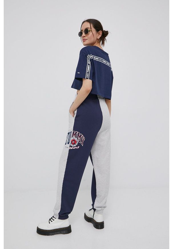 Tommy Jeans spodnie bawełniane damskie kolor granatowy melanżowe. Stan: podwyższony. Kolor: niebieski. Materiał: bawełna. Wzór: melanż