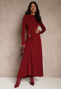 Renee - Bordowa Sukienka Koktajlowa z Marszczeniem i Metaliczną Ozdobą Retanda. Okazja: na randkę, na spotkanie biznesowe, do pracy, na imprezę. Kolor: czerwony. Wzór: aplikacja. Typ sukienki: asymetryczne. Styl: wizytowy #1