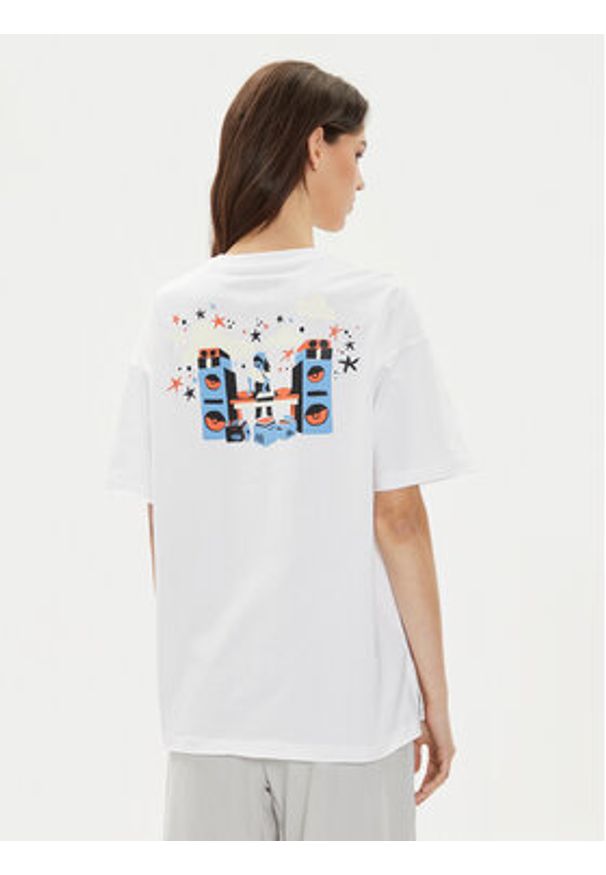 Converse T-Shirt W Festival Music Girl Tee 10026373-A03 Biały Regular Fit. Kolor: biały. Materiał: bawełna