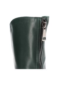 Zielone Kozaki Simen Modne Wygodne Buty Damskie. Okazja: na co dzień. Wysokość cholewki: przed kolano. Zapięcie: zamek. Kolor: zielony. Materiał: skóra. Szerokość cholewki: normalna. Sezon: zima, jesień. Styl: casual, elegancki