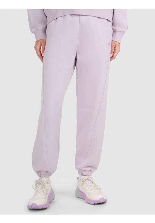 4f - 4F Spodnie dresowe joggery damskie - fioletowe XL. Kolor: fioletowy. Materiał: dresówka. Wzór: gładki, ze splotem