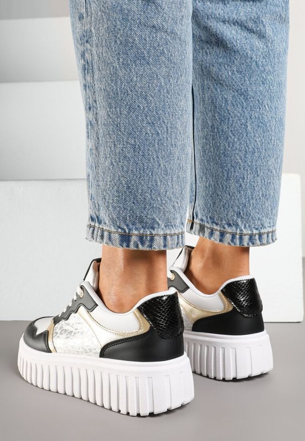 Renee - Biało-Czarne Sneakersy na Platformie z Tłoczeniem Ozdobione Panterką i Perforacją Udivaya. Okazja: na co dzień. Zapięcie: sznurówki. Kolor: biały. Materiał: jeans. Wzór: motyw zwierzęcy, aplikacja. Sezon: wiosna, lato. Obcas: na platformie