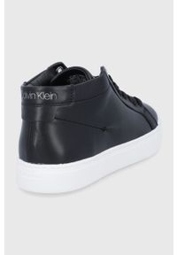 Calvin Klein Buty skórzane kolor czarny na płaskiej podeszwie. Nosek buta: okrągły. Zapięcie: sznurówki. Kolor: czarny. Materiał: skóra. Obcas: na płaskiej podeszwie