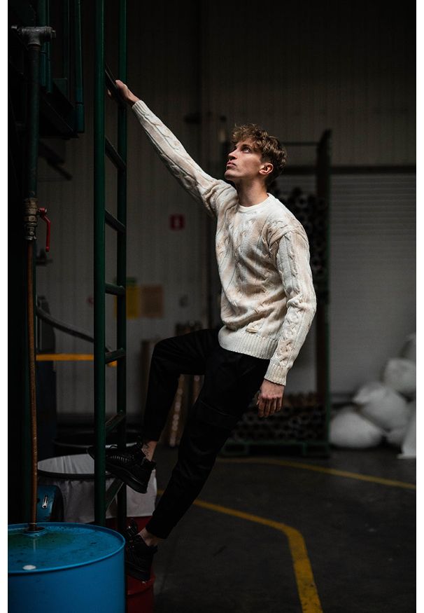 Takeshy Kurosawa Sweter | 83063 | Maglia Treccia Sfumata | Mężczyzna | Biały, Szary. Okazja: na co dzień. Kolor: biały, wielokolorowy, szary. Materiał: bawełna, poliamid, wełna. Wzór: aplikacja, ze splotem. Styl: casual