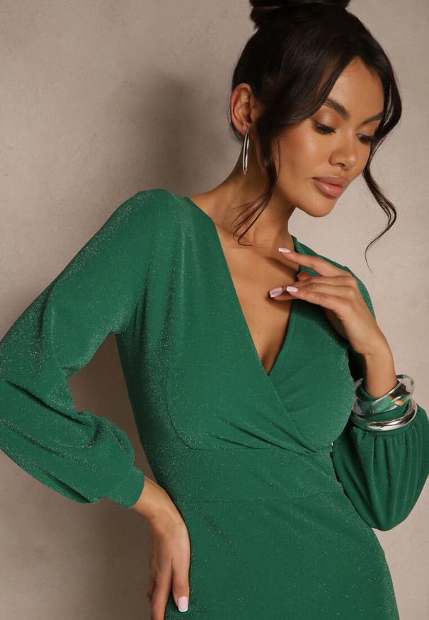Renee - Zielona Kopertowa Sukienka Metaliczna o Dopasowanym Kroju z Bufiastymi Rękawami Nalirael. Okazja: na co dzień. Typ kołnierza: dekolt w kształcie V. Kolor: zielony. Typ sukienki: kopertowe. Styl: casual