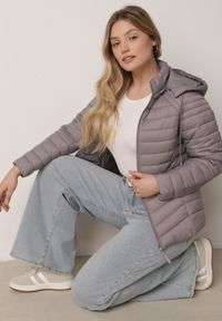 Born2be - Szara Klasyczna Kurtka Przejściowa z Pikowaniem i Odpinanym Kapturem Pretiella. Okazja: na spacer, na co dzień. Kolor: szary. Materiał: jeans, nylon. Styl: klasyczny #4