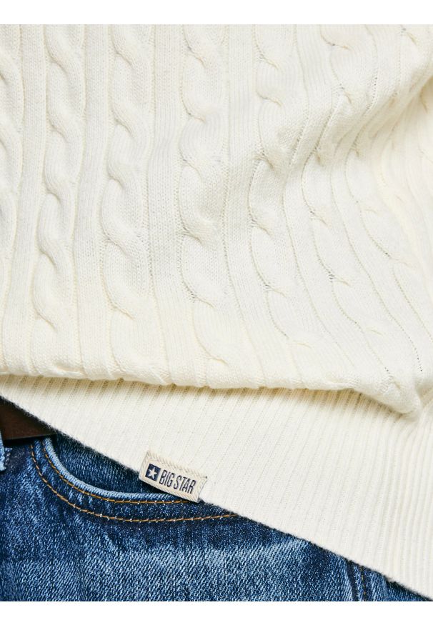 Big-Star - Sweter męski ze splotem warkoczowym i haftem kremowy Niser 100. Kolor: biały. Materiał: bawełna. Wzór: haft, ze splotem. Styl: klasyczny, elegancki