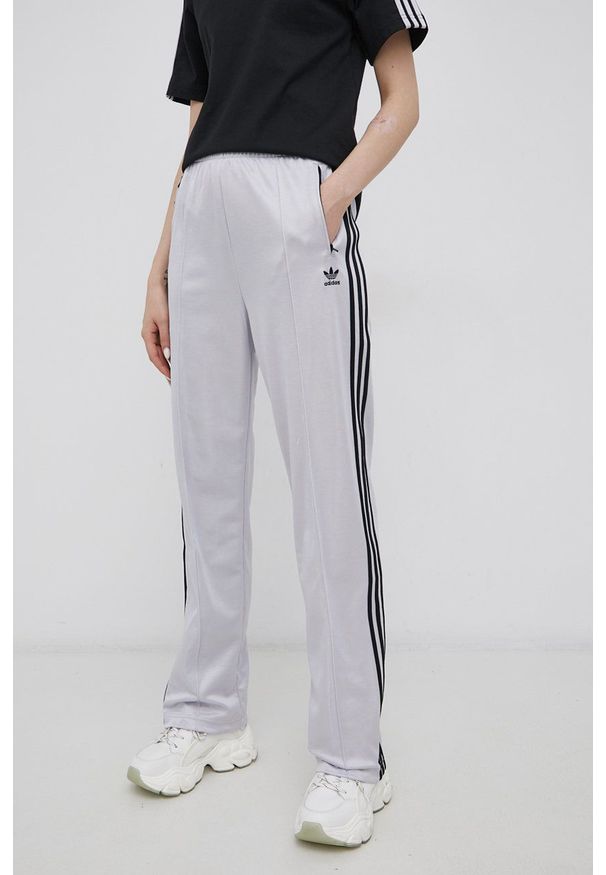 adidas Originals Spodnie damskie kolor srebrny gładkie. Kolor: srebrny. Materiał: dzianina, poliester. Wzór: gładki