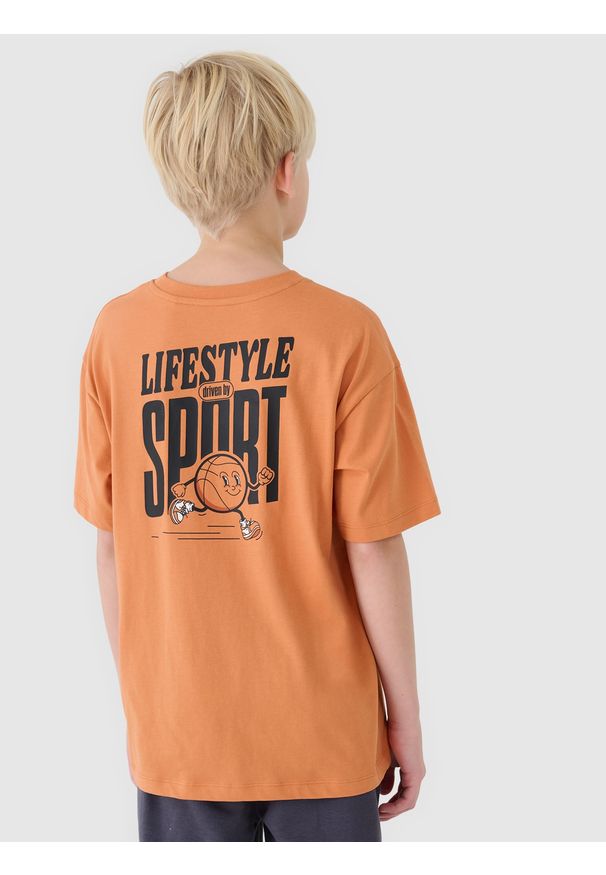 4f - 4F T-shirt regular z nadrukiem chłopięcy - pomarańczowy 146 (10-11 lat). Okazja: na co dzień. Kolor: pomarańczowy. Materiał: jersey, bawełna, dzianina. Długość rękawa: krótki rękaw. Długość: krótkie. Wzór: nadruk. Sezon: lato. Styl: sportowy, klasyczny, casual