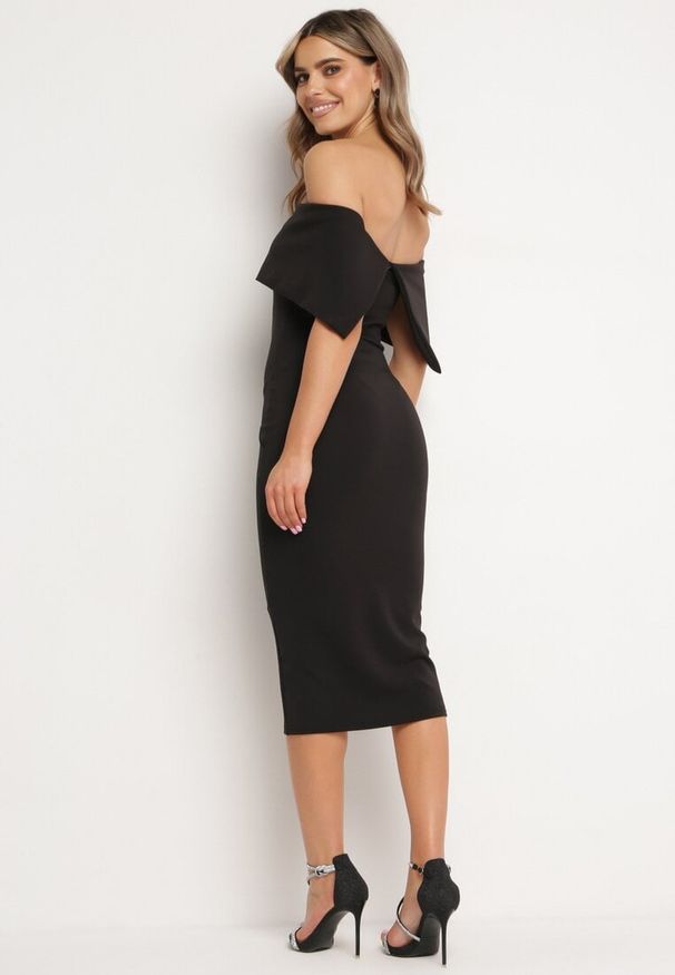 Born2be - Czarna Klasyczna Dopasowana Sukienka z Wywiniętym Dekoltem Luvlia. Okazja: na randkę, na spacer. Kolor: czarny. Materiał: tkanina. Wzór: gładki. Typ sukienki: proste. Styl: klasyczny