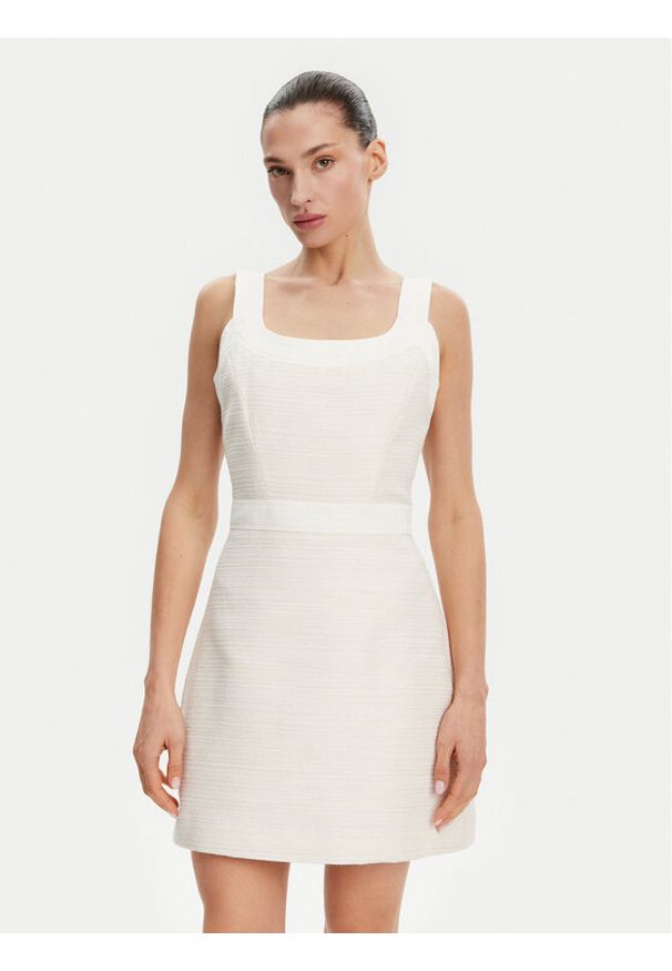 Guess Sukienka codzienna W5GK77 WH610 Écru Slim Fit. Okazja: na co dzień. Materiał: syntetyk, bawełna. Typ sukienki: proste. Styl: casual