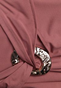 Born2be - Różowa Wizytowa Sukienka Taliowana z Metaliczną Ozdobą Aroos. Okazja: na co dzień. Kolor: różowy. Wzór: aplikacja. Typ sukienki: proste. Styl: wizytowy #4