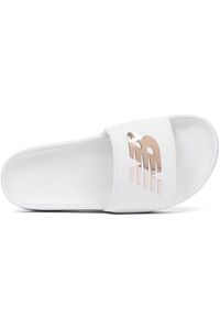 Klapki damskie New Balance SWM200J3 – białe. Okazja: na co dzień. Kolor: biały. Wzór: aplikacja, gładki. Sezon: lato. Styl: casual, sportowy #3
