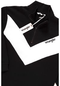 Wrangler - DAMSKA SUKIENKA WRANGLER SWEAT DRESS BLACK W9N3HQ100. Typ kołnierza: dekolt w kształcie V. Kolor: czarny. Materiał: dresówka. Typ sukienki: proste. Styl: klasyczny #3