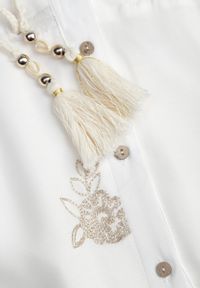 Born2be - Biała Wiskozowa Sukienka Boho o Rozkloszowanym Kroju z Haftem i Wiązaniem Lilvanis. Okazja: na co dzień. Typ kołnierza: dekolt w serek. Kolor: biały. Materiał: wiskoza. Długość rękawa: krótki rękaw. Wzór: haft. Styl: boho #4
