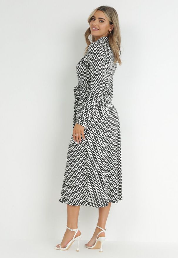 Born2be - Czarna Sukienka Rozkloszowana Długa Def. Kolor: czarny. Materiał: dzianina, materiał. Wzór: geometria. Typ sukienki: dopasowane, koszulowe. Styl: klasyczny. Długość: maxi