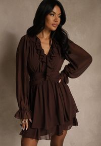 Renee - Ciemnobrązowa Siateczkowa Sukienka o Rozkloszowanym Fasonie z Falbankami Zenniria. Okazja: na wesele, na co dzień, na ślub cywilny, na imprezę. Typ kołnierza: kołnierz z falbankami. Kolor: brązowy. Materiał: poliester. Styl: casual #4