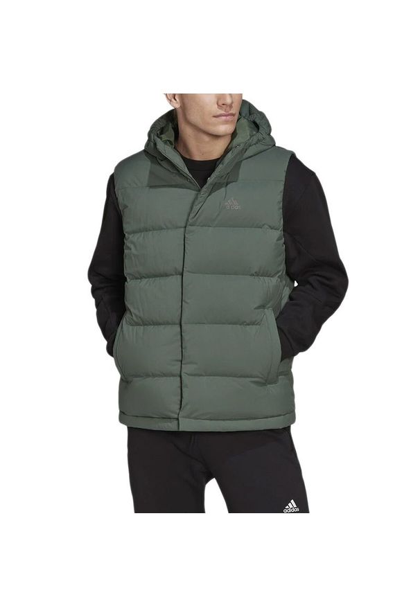 Adidas - Bezrękawnik adidas Helionic Hooded Down Vest HG6274 - zielony. Typ kołnierza: kaptur. Kolor: zielony. Materiał: puch, tkanina, poliester. Długość rękawa: bez rękawów. Wzór: aplikacja, ze splotem. Styl: sportowy