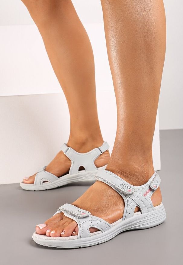 Renee - Szare Sandały Zapinane na Rzep z Wkładką ze Skóry Naturalnej Ficara. Okazja: na co dzień, na spotkanie biznesowe. Zapięcie: rzepy. Kolor: szary. Materiał: skóra. Sezon: lato. Styl: klasyczny, casual, biznesowy, elegancki