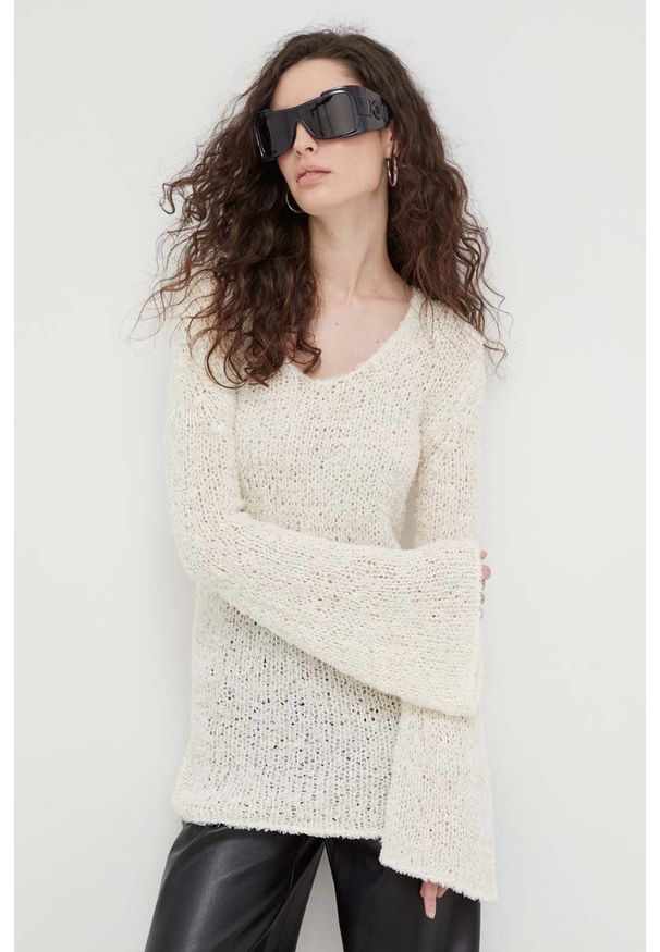 By Malene Birger sweter Pelira damski kolor beżowy lekki. Kolor: beżowy. Materiał: bawełna. Długość rękawa: długi rękaw. Długość: długie. Wzór: ze splotem. Styl: klasyczny