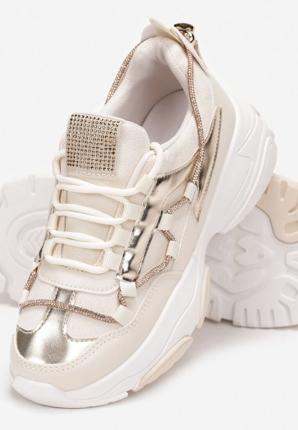 Renee - Beżowe Sneakersy Ozdobione Sznureczkiem z Cyrkoniami Nathanias. Okazja: na co dzień. Nosek buta: okrągły. Zapięcie: sznurówki. Kolor: beżowy. Materiał: jeans, materiał. Wzór: aplikacja. Obcas: na obcasie. Wysokość obcasa: niski