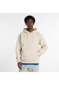 Bluza męska New Balance MT41511TWF – beżowa. Typ kołnierza: kaptur. Kolor: beżowy. Materiał: dresówka, poliester, bawełna. Wzór: aplikacja