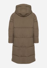 Born2be - Ciemnozielona Pikowana Kurtka Zimowa z Kapturem i Bocznymi Suwakami Falossea. Okazja: na co dzień. Typ kołnierza: kaptur. Kolekcja: plus size. Kolor: zielony. Materiał: poliester, dzianina, jeans. Sezon: zima. Styl: casual, klasyczny #3