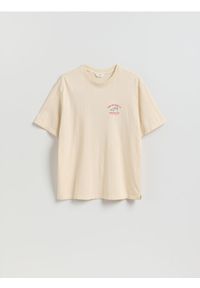 Reserved - T-shirt relaxed z nadrukiem na plecach - kremowy. Kolor: kremowy. Materiał: bawełna, dzianina. Wzór: nadruk