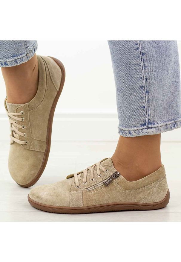 Beżowe zamsz skórzane Polskie półbuty damskie barefoot Gregors 1153. Okazja: na co dzień, na spotkanie biznesowe. Kolor: beżowy. Materiał: zamsz, skóra. Szerokość cholewki: normalna. Sezon: wiosna, jesień. Styl: casual, biznesowy, klasyczny