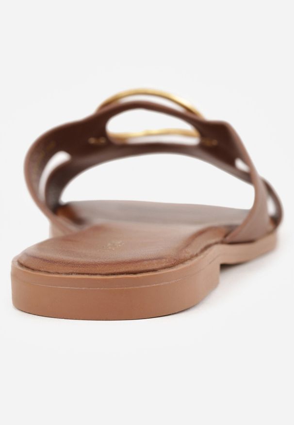 Born2be - Ciemnobrązowe Klapki VICES z Wycięciem i Metalową Ozdobą Acacine. Okazja: na co dzień. Kolor: brązowy. Wzór: aplikacja. Sezon: lato. Styl: elegancki, casual