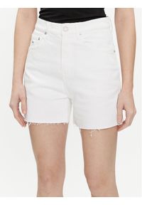 Tommy Jeans Szorty jeansowe DW0DW17636 Biały Mom Fit. Kolor: biały. Materiał: bawełna