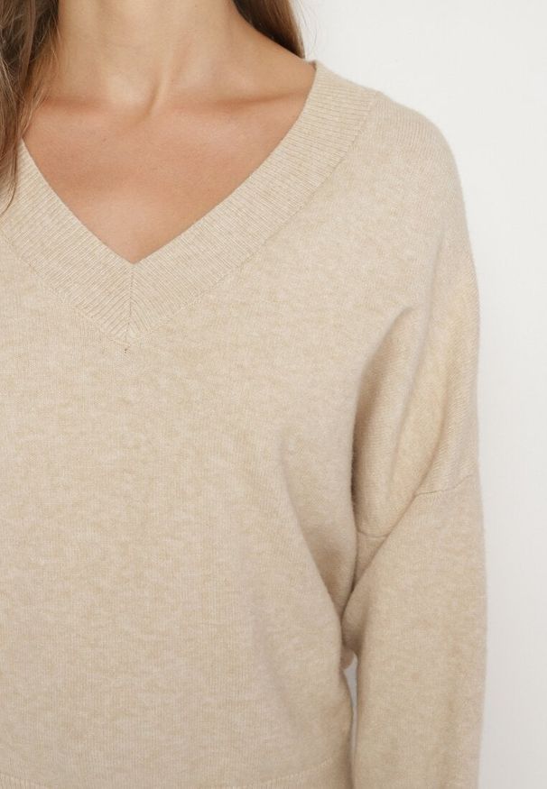 Born2be - Beżowy Sweter z Dekoltem w V z Domieszką Kaszmiru Mariara. Okazja: na co dzień. Typ kołnierza: dekolt w kształcie V. Kolor: beżowy. Materiał: kaszmir. Wzór: bez wzorów. Styl: casual