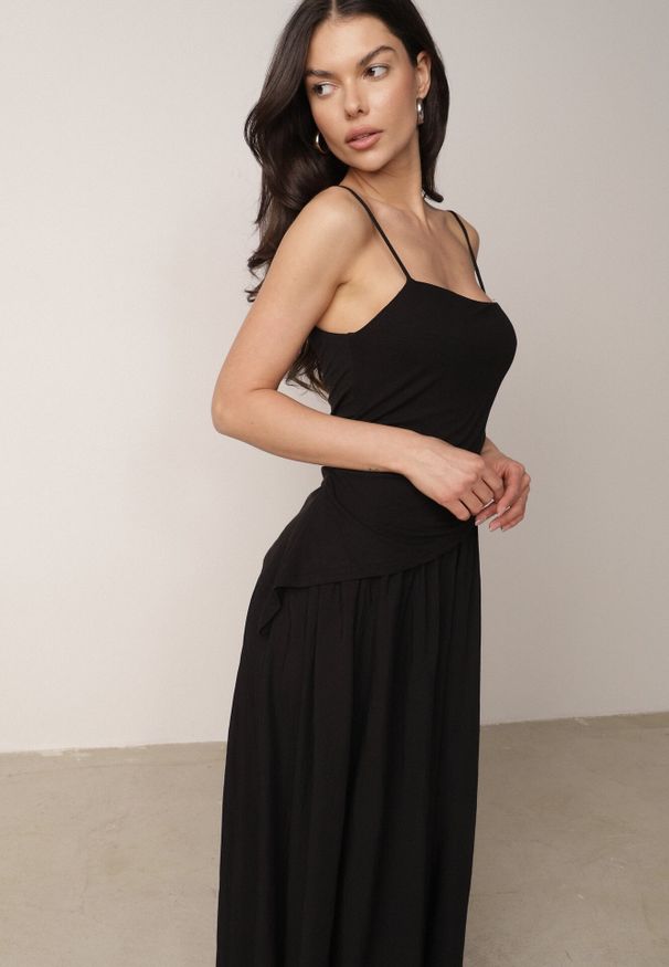 Born2be - Czarna Bawełniana Sukienka Koktajlowa na Ramiączkach z Asymetryczną Górą Thelis. Okazja: na wesele, na ślub cywilny. Kolor: czarny. Materiał: bawełna. Długość rękawa: na ramiączkach. Typ sukienki: asymetryczne. Styl: wizytowy