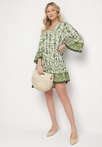 Born2be - Zielona Rozkloszowana Sukienka z Wiskozą w Ornamentalny Wzór Ravapia. Okazja: na spacer, na co dzień. Typ kołnierza: dekolt w kształcie V. Kolor: zielony. Materiał: wiskoza. Sezon: lato. Styl: casual #6