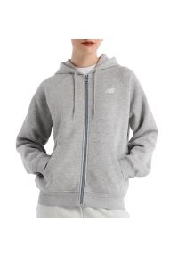 Bluza New Balance WJ43525AG - szara. Typ kołnierza: kaptur. Kolor: szary. Materiał: bawełna, poliester, materiał, prążkowany. Wzór: ze splotem. Styl: sportowy, elegancki