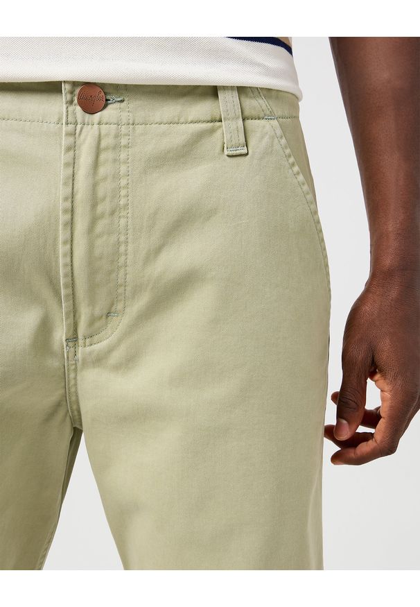 Wrangler - MESKIE SPODENKI WRANGLER CJ CHINO SHORTS TEA 112362921. Okazja: na spacer, na co dzień. Materiał: elastan, bawełna, materiał. Sezon: lato. Styl: casual, klasyczny