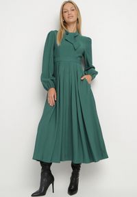 Born2be - Zielona Wiskozowa Plisowana Sukienka z Wiązaniem Asorrise. Okazja: na co dzień. Kolor: zielony. Materiał: wiskoza. Styl: casual, elegancki