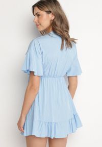 Born2be - Jasnoniebieska Nietoperzowa Sukienka z Wiskozą o Rozkloszowanym Kroju z Falbanką Tullimi. Okazja: na co dzień. Typ kołnierza: dekolt w kształcie V. Kolor: niebieski. Materiał: wiskoza. Styl: casual, elegancki #4