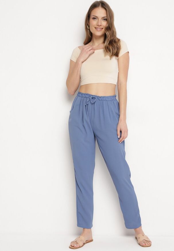 Born2be - Niebieskie Spodnie o Luźnym Kroju z Gumką w Pasie Brisaela. Okazja: na co dzień, do pracy, na spotkanie biznesowe. Kolor: niebieski. Styl: casual, biznesowy